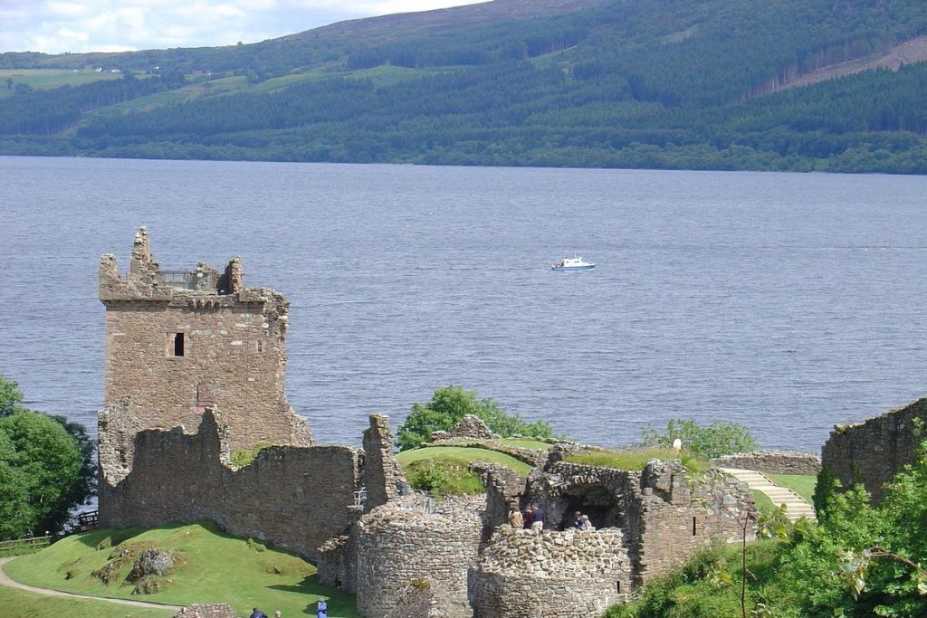 motorhome-urqhart-castle